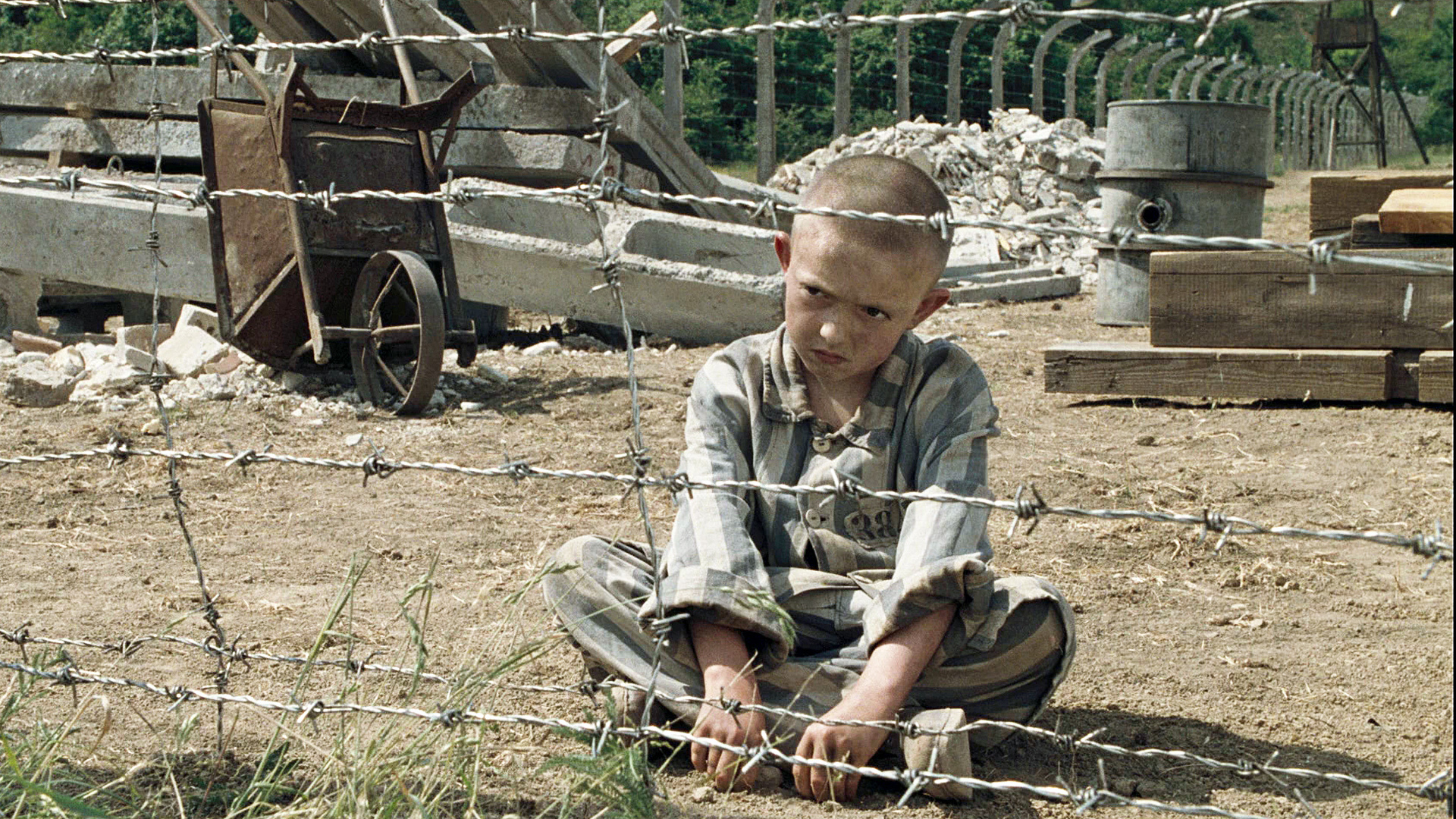 Мальчик в полосатой пижаме полностью. Мальчик в полосатой пижаме (2008). Мальчик из Ильма мальчик в паломатой пижаме.